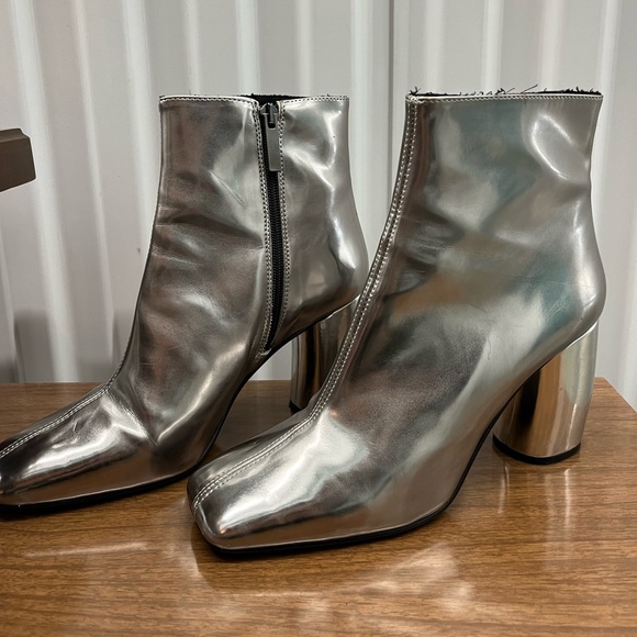 Crosswalk Chrome Silver Heeled Boots - Picture 4 of 6